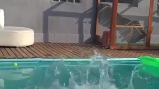 Desnudó y cachondo en la piscina 