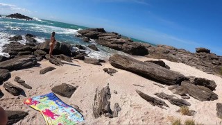 Essa loira gostosa não pode ver uma praia que quer fazer amor !