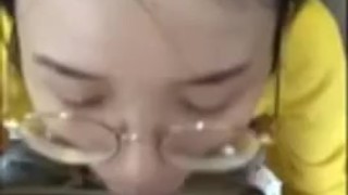 Fuck girls 做错事 女友自觉蹲下来口交，请求原谅💚