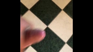 Bizarresex se branle et ejacule sur le carrelage 