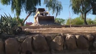 Me masturbo en mi auto mientras la gente camina alrededor mio (REAL PUBLICO)