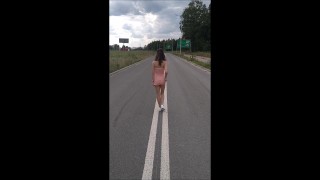 Polska napalona hotwife szuka bulla i pokazuje dupe na drodze