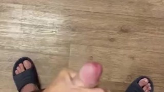 Молодой жеребец кончает со стонами 