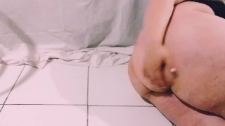 Bbw gorda jugando con dildo. Mostrando sus ricas tetas y su culo. Mojandose toda 