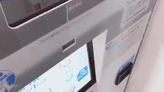 【野外露出】人混みの多い場所にある証明写真機でおっぱい丸出しにして興奮する変態OL　Hentai Japanese gets excited by exposing her boobs in a c