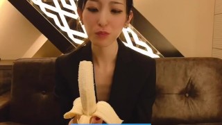 English-subbed | BLOWJOB TO BANANA to put the condom on♥ Japanese amateur handjob.