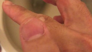 トイレでシコシコオナニー