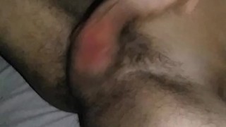 Pelado tocando uma 