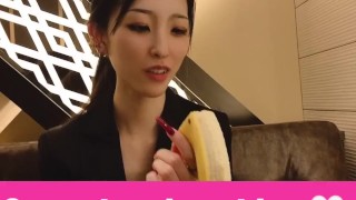 Je mettre ce préservatif sur cette banane avec ma bouche♥ Fellation (Pipe) et branlette japonaises.