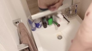 【鏡ごしおしっこ】2本のチンコでおしっこするよ