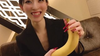Riesco a mettere questo preservativo su questa banana vicino alla bocca♥ Pompino e sega giapponese