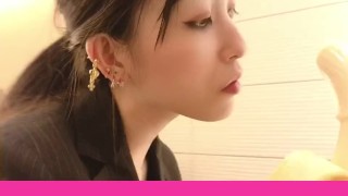 Sub-cama Português| Pôr este preservativo nesta banana pela minha boca♥ boquete e punheta japonesa