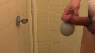 コンドームつけたまま電マ刺激で潮吹き放尿