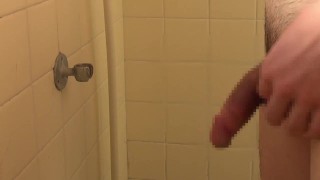 コンドームつけたまま電マ刺激で潮吹き放尿