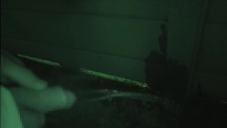 夜明け前に野外放尿