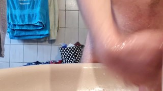 Zähne putzen und Penis waschen