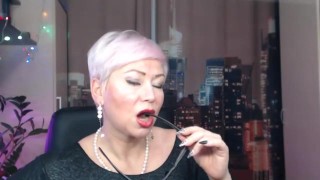 Wild mature witch AimeeParadise rips her pantyhose and cums passionately!