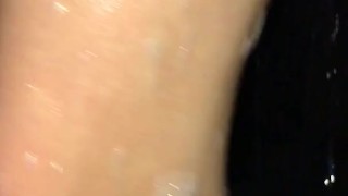 Красивая девушка показывает киску и сиськи в сауне. Любительское шоу