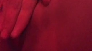 Chica se masturba mientras sus padres duermen