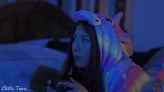 Pijamada gamer con mi amiga y quedo a solas con su hermanastro (me revienta el culo)
