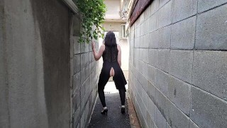 【人妻の露出散歩】真昼間の住宅街で我慢できずに露出オナニー