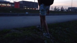 красавчик дрочит член на набережной завода. ЭКСТРИМ