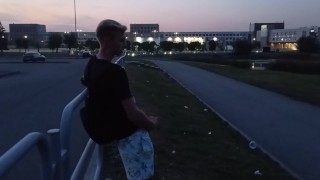 красавчик дрочит член на набережной завода. ЭКСТРИМ