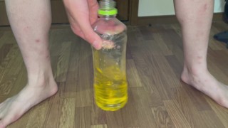 おしっこペットボトルチャレンジ!! 1滴もこぼさずに注げるか挑戦してみた♡
