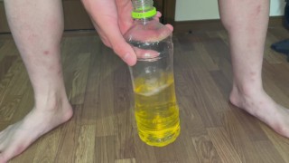 おしっこペットボトルチャレンジ!! 1滴もこぼさずに注げるか挑戦してみた♡