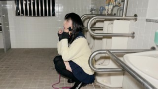 I imitate a human toilet in a public toilet at night.
