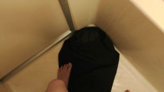 peeing to skirt.