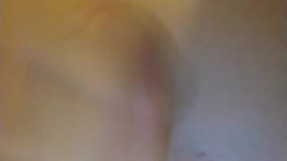 дрочит и кончает. Сперма в пупке