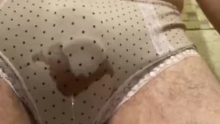 Sissy pissing in panties again !