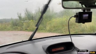 Я её подвез, и развел на секс в машине