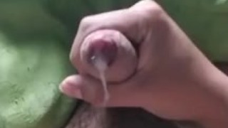 Hombre se hace la paja con mucho semen en cámara lenta