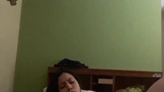 Divirtiendome con mi coño humedo