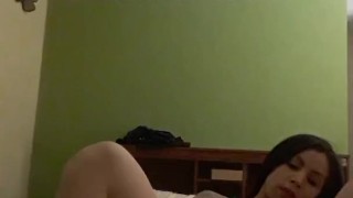 Divirtiendome con mi coño humedo