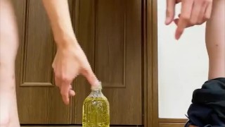 スーツ姿の変態大学生がペットボトルにおしっこを注ぐチャレンジをしてみた