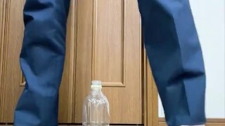 スーツ姿の変態大学生がペットボトルにおしっこを注ぐチャレンジをしてみた