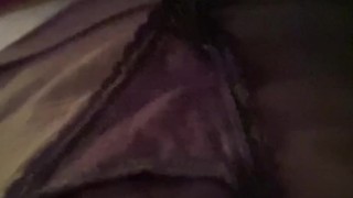 Grosse ejaculation dans sa jolie culotte noir