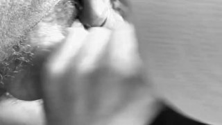 Coppia gay fa sesso all'aperto durante un trekking