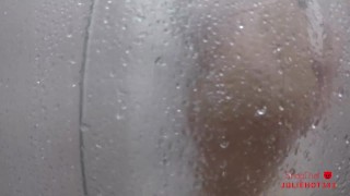 Gostosa rabuda tomando banho, masturbando pauzão do seu macho até ele gozar!
