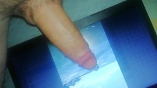 Masturbandome con las fotos de mi hermanastra