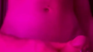 bel ragazzo con piercing sì sega