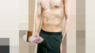 筋肉デカチンが喘ぎながら着衣オナニーを実施。透明オナホールに慣れてしまい脱衣するも射精できず。