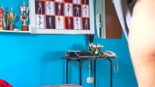 Uma funcionária elegante em lingerie vermelha se despe no escritório. 5