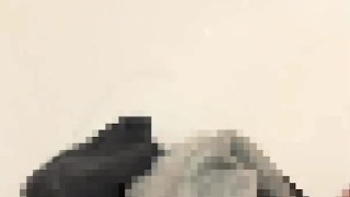 （射精）染み付きパンティーにシコって染みにぶっかけオナニー