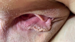 СУПЕР КРУПНЫЙ ПЛАН. РАСТЯГИВАЮ ДЫРКИ СВОЕЙ ЖЕНЫ. .