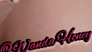Masturbándose cuando está sola en casa 