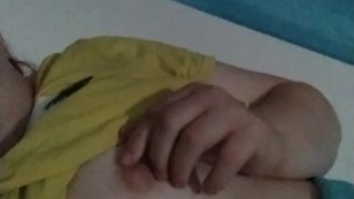 Stella spielt am Morgen mit ihren Nippeln